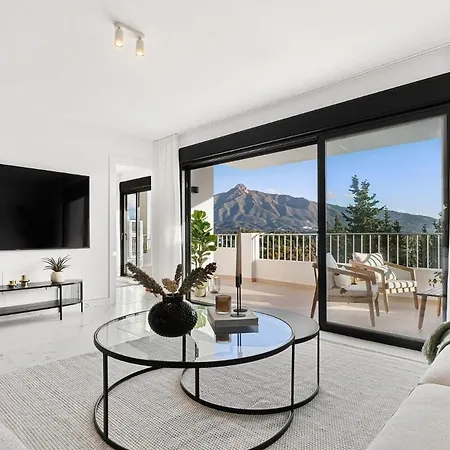 Marbella Home Rentals - Puerto Banus, 3Br Apartment, Sea & Mountain Views Apartamento