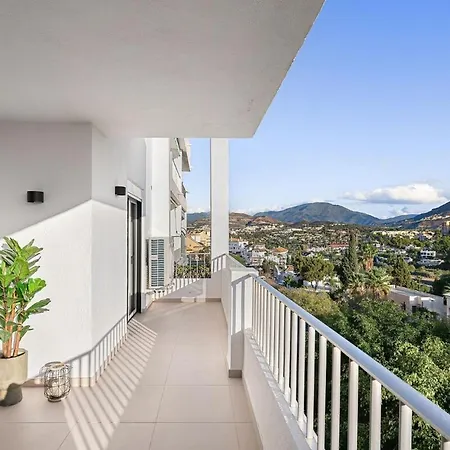 Marbella Home Rentals - Puerto Banus, 3Br Apartment, Sea & Mountain Views