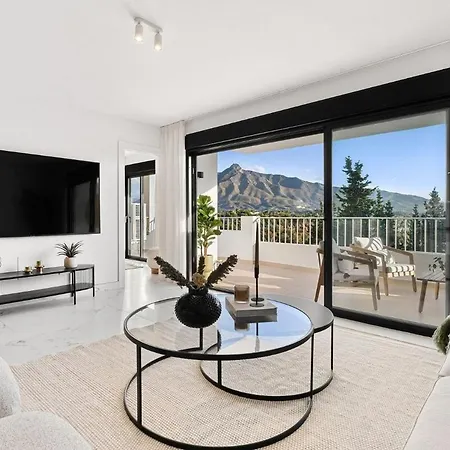 Marbella Home Rentals - Puerto Banus, 3Br Apartment, Sea & Mountain Views Apartament *