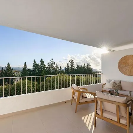 Marbella Home Rentals - Puerto Banus, 3Br Apartment, Sea & Mountain Views * 马尔韦利亚
