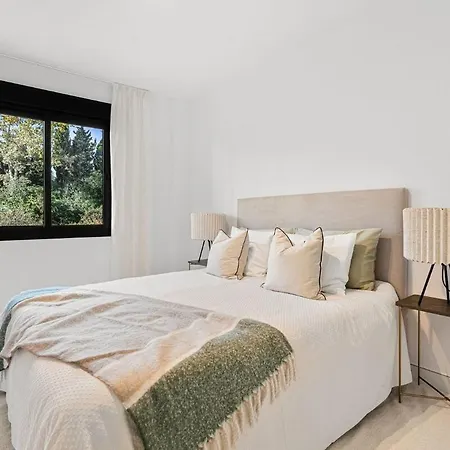 Апартаменти Marbella Home Rentals - Puerto Banus, 3Br Apartment, Sea & Mountain Views Марбелья