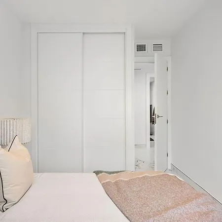 Marbella Home Rentals - Puerto Banus, 3Br Apartment, Sea & Mountain Views Марбелья