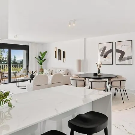 Marbella Home Rentals - Puerto Banus, 3Br Apartment, Sea & Mountain Views * 马尔韦利亚