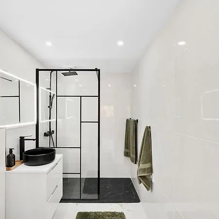 Marbella Home Rentals - Puerto Banus, 3Br Apartment, Sea & Mountain Views Апартаменти