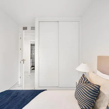 Marbella Home Rentals - Puerto Banus, 3Br Apartment, Sea & Mountain Views Apartment