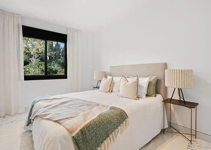 Daire - Puerto Banus, 3br Apartment, Sea & Mountain Views Marbella