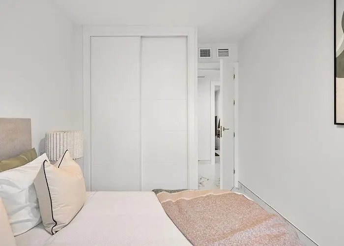 - Puerto Banus, 3br Apartment, Sea & Mountain Views Marbella