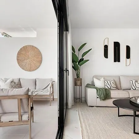 Marbella Home Rentals - Puerto Banus, 3Br Apartment, Sea & Mountain Views